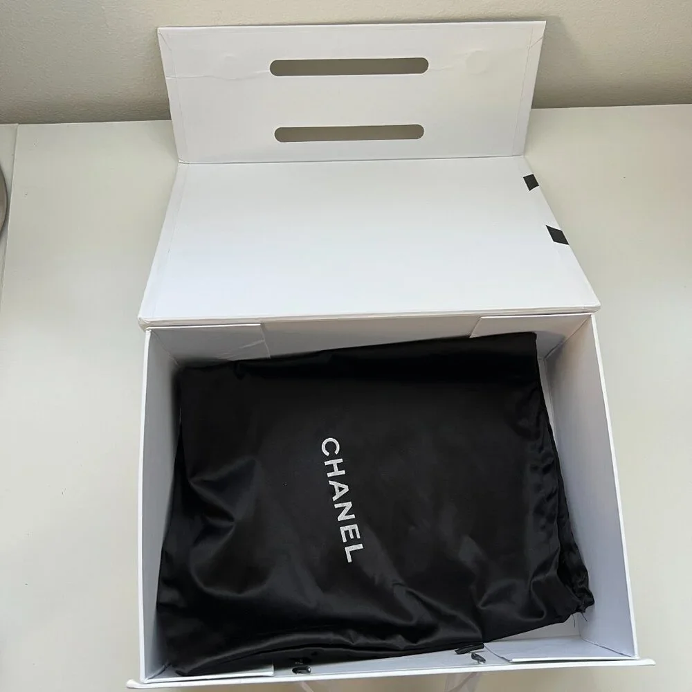 Empty Chanel Box with handles and dustbag - Picture 13 of 13